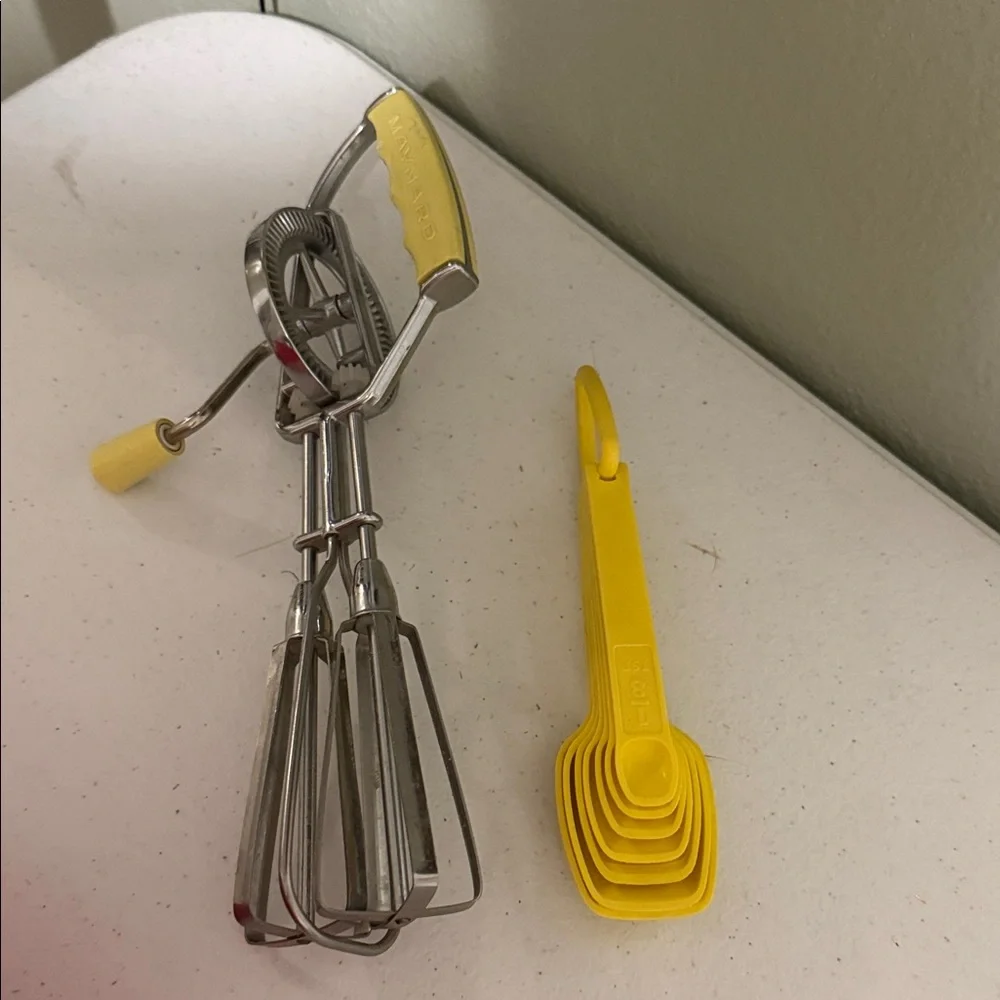 Vintage Yellow Manual Egg Beater and Measuring Spoon Set - Home Kitchen